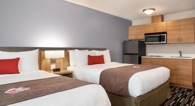 Четырёхместный номер Deluxe Microtel Inn & Suites by Wyndham Val-d Or