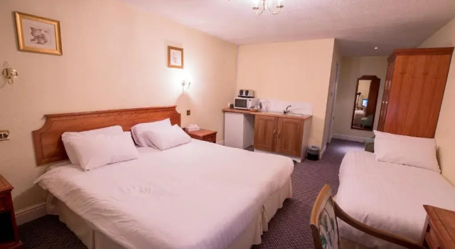 Трёхместный номер Standard Harefield Manor Hotel