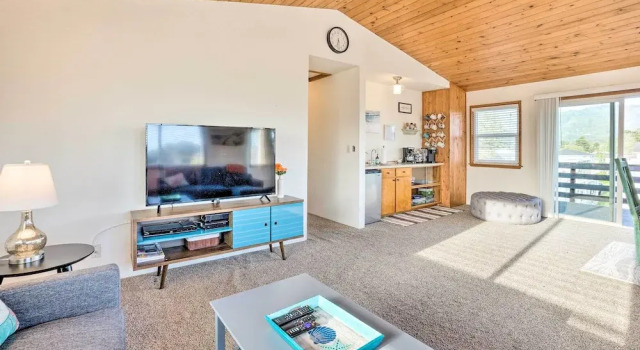 Коттедж с 3 комнатами с балконом Coastal Haven Getaway ~ 1 Mi to Mill Beach!
