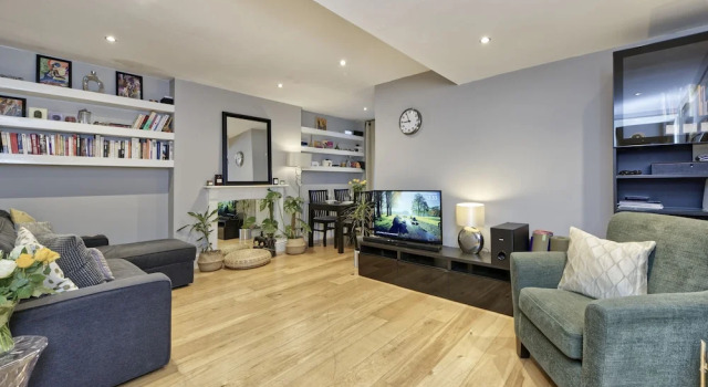 Spacious Pimlico Apartment by Underthedoormat