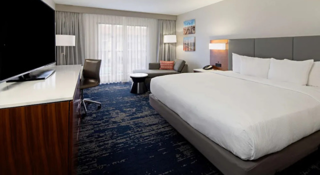 Двухместный номер Standard с балконом и с видом на бассейн DoubleTree by Hilton Bakersfield