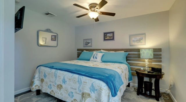 Coastal Getaway w/ Porch, 2 Mi to Niantic Beach!, Брондау Демалыс үйі Найантик Connecticut