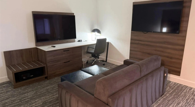 Четырёхместный люкс с балконом Executive Residency By Best Western Denver East
