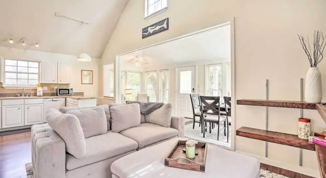 Cozy Home w/ Yard ~ 9 Mi to Dtwn Charleston!, Забронировать Отель Северный Чарльстон Чарльстон