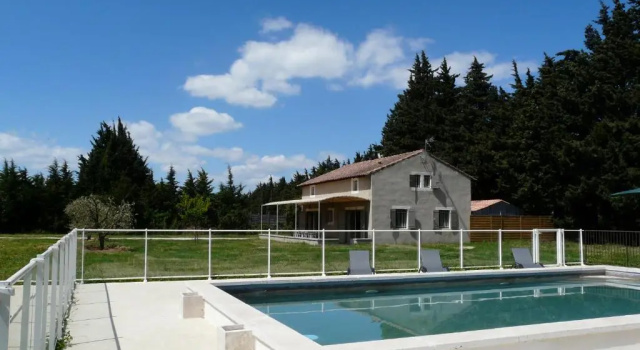 Коттедж air-conditioned family house with fenced pool in fontvieille in the alpilles, sleeps 8