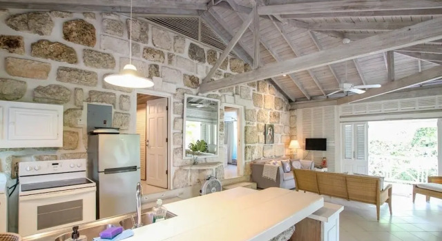 Charming 2-Bed Cottage By Beach by BSL Rentals, Prenota Casa vacanze Ville a Saint James, Villa