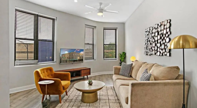 Logan Square Corner 3BR, Walkable to Highlights, Varaa Huoneisto Chicago 