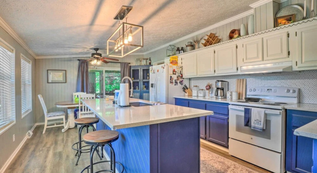 Коттедж Noteworthy Cabin: Grill, Walk to Beaver Lake!