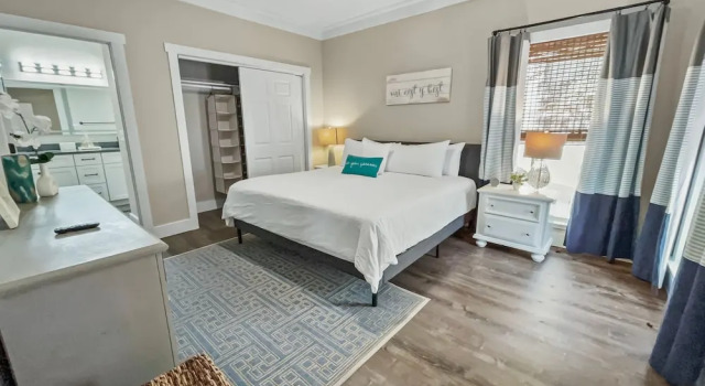 Pinewood Cottage 2 Bedroom Home by RedAwning