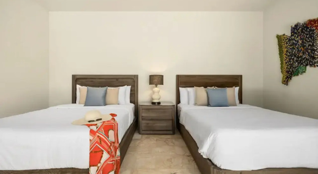 NEW Luxury 4BR Beachfront Villa w Infinity Pool, Book Villa Villas in Malmok, Villa