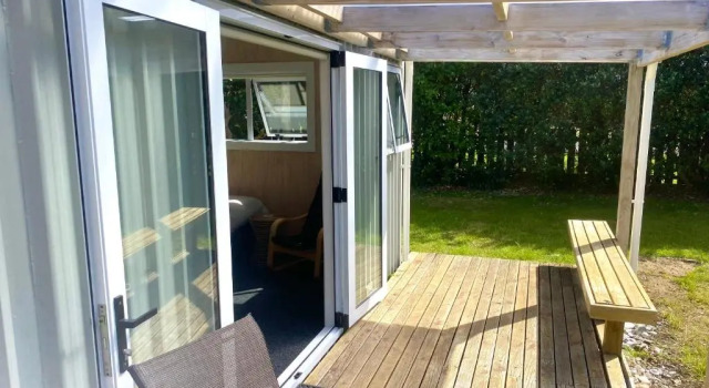 Коттедж c 1 комнатой Beach Break Cabin - short walk to beach and cafes