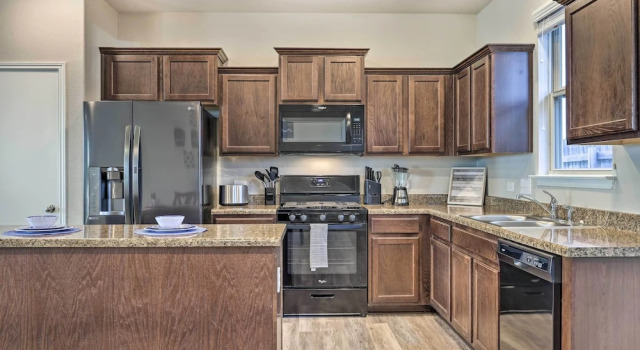Коттедж Family Home w/ Fenced Yard in Austin Suburbs!