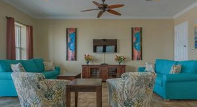 Beach Estate West by Meyer Vacation Rentals, Book Hotel Hoteller i Dauphin Island med pool, Swimmingpool