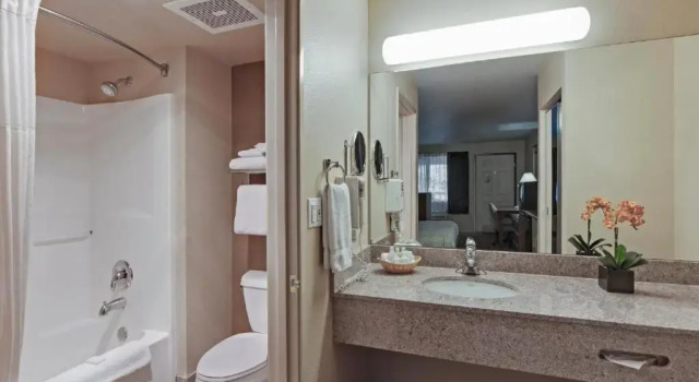 Двухместный номер Hawthorn Suites by Wyndham Napa Valley