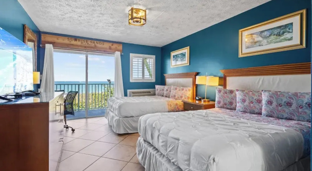 Oceanfront Inn Room #18- Ocean View Balcony 2 Full Beds, Забронировать Отель Форт-Пирс штат Флорида