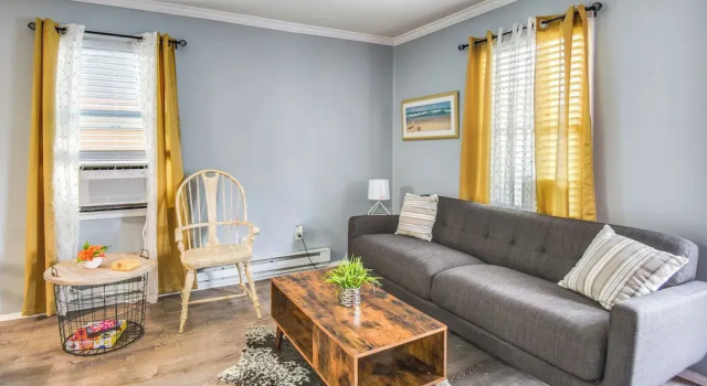Коттедж Hampton Vacation Rental: Central Location, Patio