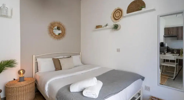 Orchid Cozy Studio & Balcony in Larnaca, Book Hotel Larnaka Larnaca Region