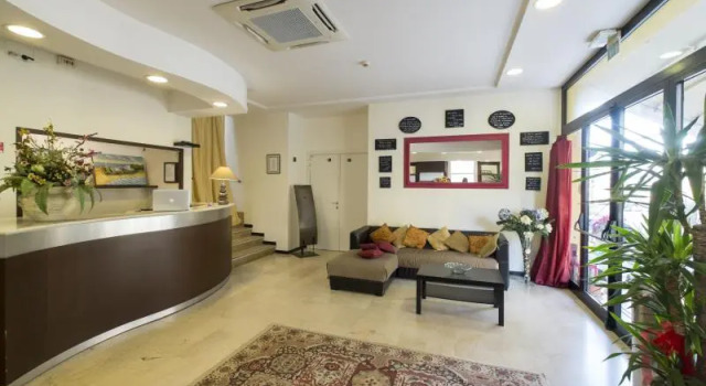 Кровать в общем номере Hotel Crosal