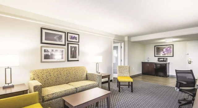 Люкс c 1 комнатой La Quinta by Wyndham Cincinnati Sharonville