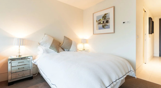 CELESTE, 1BDR East Melbourne Apartment, Забронировать Апартаменты/квартира Отели Мельбурна с парковкой, рядом с The Butterfly Club, Парковка