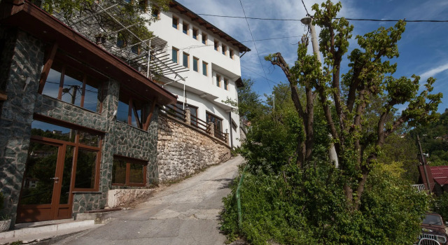 Guest House LIKE, Забронировать Хостел Отели Сараево с парковкой, рядом с Улица Башчаршия, Парковка