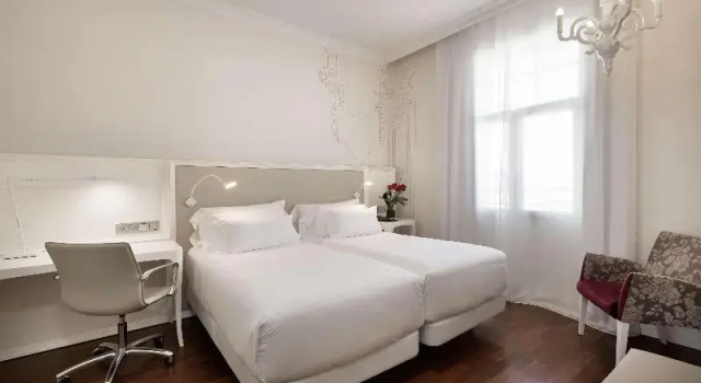 Номер Standard с балконом NH Collection Madrid Abascal