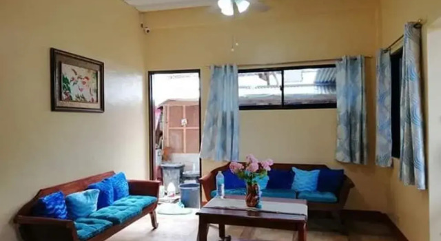 Yolly's Tourist Inn - Hostel