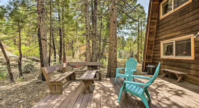 Charming Pinecrest Cabin w/ Private Deck, Book Hotel Hoteller i Pinecrest med parkering, Parkering