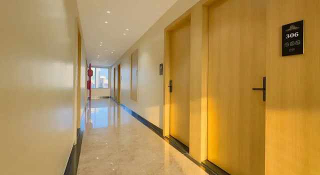 Travinities Hotel Avni Palace, Забронировать Отель Удджайн штат Мадхья-Прадеш