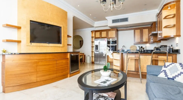 Rare and Gorgeous Hyde Park Mews House Sleeps 8, Забронировать Отель Кенсингтон и Челси Лондон, рядом с Здание «Мишлен Хауз»