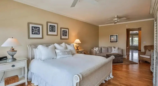 At the Waters Edge 4 Bd Holiday Home by Five Star Properties, Book Hotel Hoteller i Seacrest med parkering, Parkering