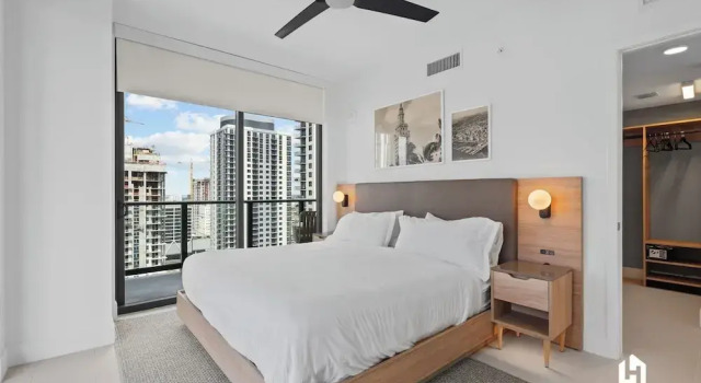 Апартаменты Stylish Apartments with Partial Ocean Views in Downtown