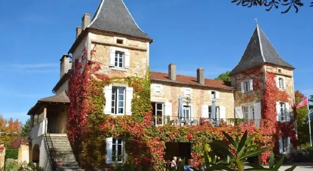 Holiday apartments at the courtyard of French château, Réserver Appartement Crayssac Lot Valley