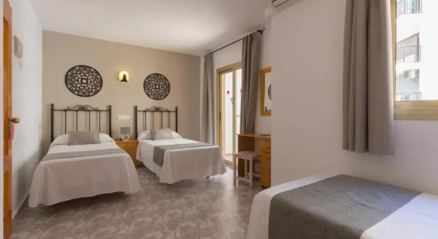 Трёхместный номер Standard с балконом Hostal Dinamarca