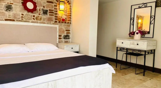 Cunda Tasci Konak, Boek Hotel Eyup 