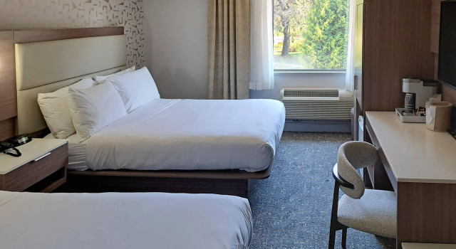 Четырёхместный номер Standard Comfort Hotel Vancouver Airport