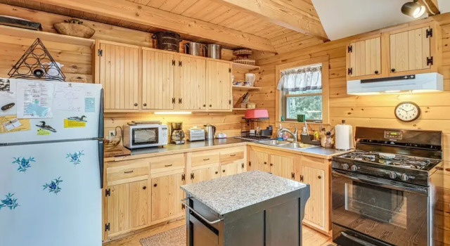 Коттедж Lamoine Cabin w/ Deck ~ 16 Mi to Acadia Natl Park