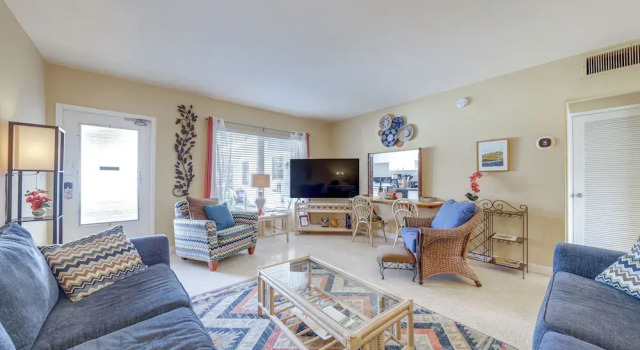 Ft Lauderdale Apt w/ Pool - 1 Mi to Beach Access!, Забронировать Отель Отели Форт-Лодердейл 3 звезды, рядом с Stonewall National Museum &amp; Archives, 3*