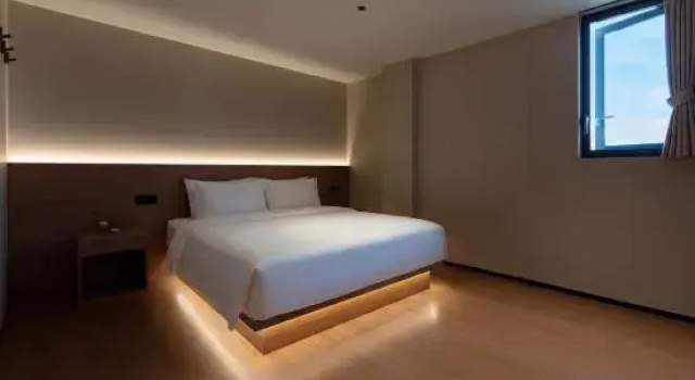 Люкс с 2 комнатами Manhui Swimming Pool Resort Hotel (Sanya Phoenix Airport)