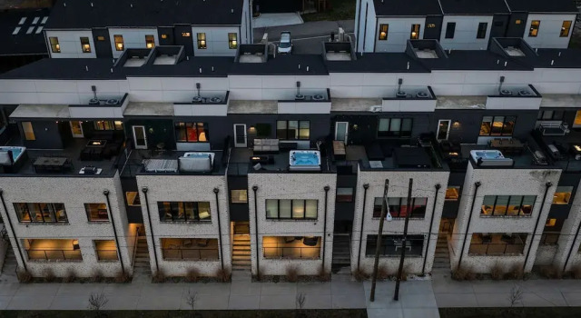 Downtown Dolly - Heart of Gulch - Rooftop Hot Tub, Забронировать Дом для отпуска Коттеджи Нэшвилл, рядом с Пивоваренная компания Yazoo, Коттедж