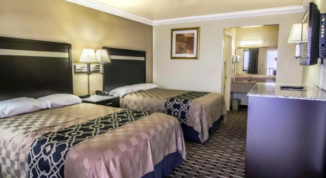 Четырёхместный номер Standard Inn of America