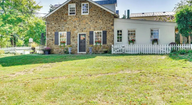 Коттедж Cottage w/ Furnished Patio & Garden: Dtwn Leesburg