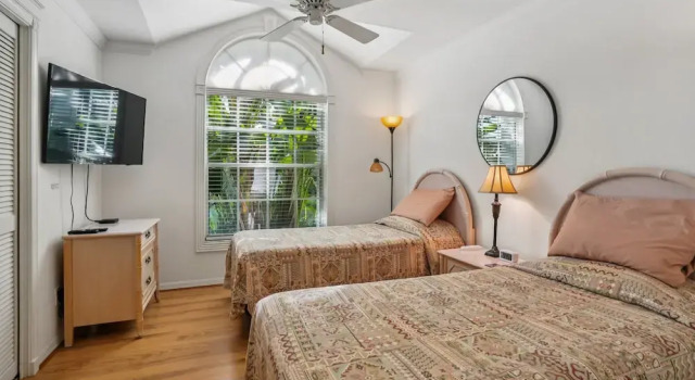 Relaxed Tropical Retreat 5 Miles To Beach 3 Bedroom Home