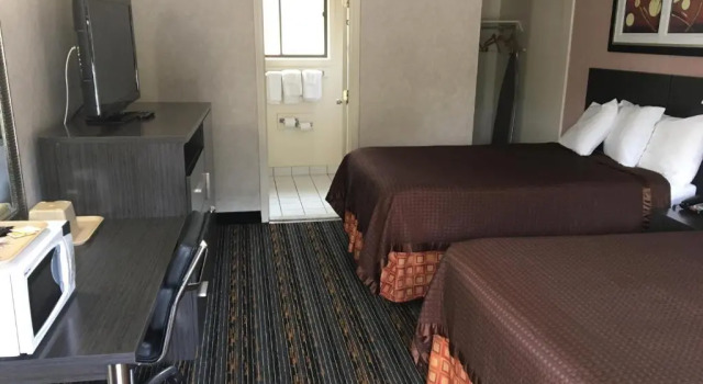 Четырёхместный номер Standard Whitney Inn & Suites
