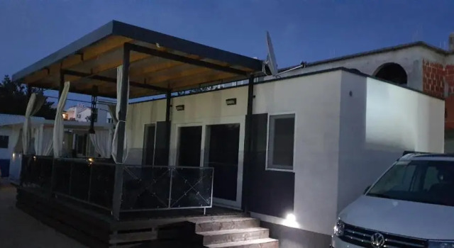 Pirovac Premium Luksuzni Mobile-Home on the beach 6 ležaja satelit tv wifi klima 2 x wc velika terasa full opremljena ljubimci dozvoljeni parkirno mjesto 10m do plaže pogodno za djecu mali obiteljski kamp 100m do centra mjesta