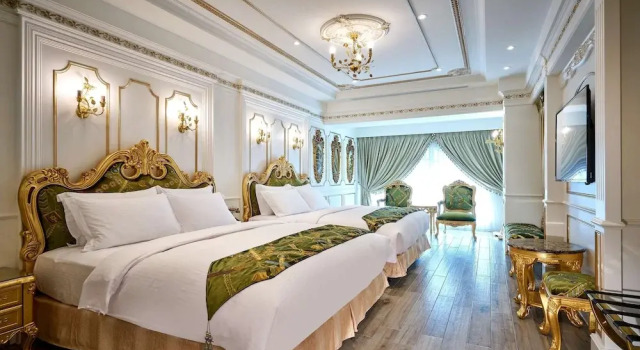 Четырёхместный номер Royal c 1 комнатой с частичным видом Sun Moon Lake Queen Castle Hotel