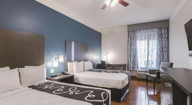 Четырёхместный номер Standard La Quinta Inn & Suites by Wyndham Kingwood Houston IAH Airpt