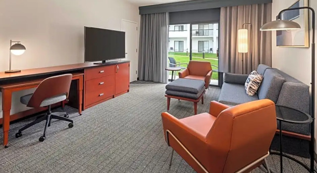 Четырёхместный люкс c 1 комнатой Courtyard by Marriott Chicago Waukegan / Gurnee