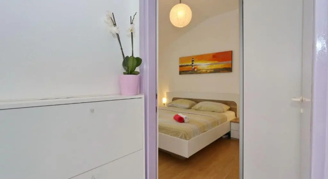 Apartment Dent, Забронировать Апартаменты/квартира Бибинье Задарская жупания, рядом с Пляж Бибиньски Мликарич