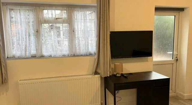 Remarkable 2-bed Apartment in Ilford, London